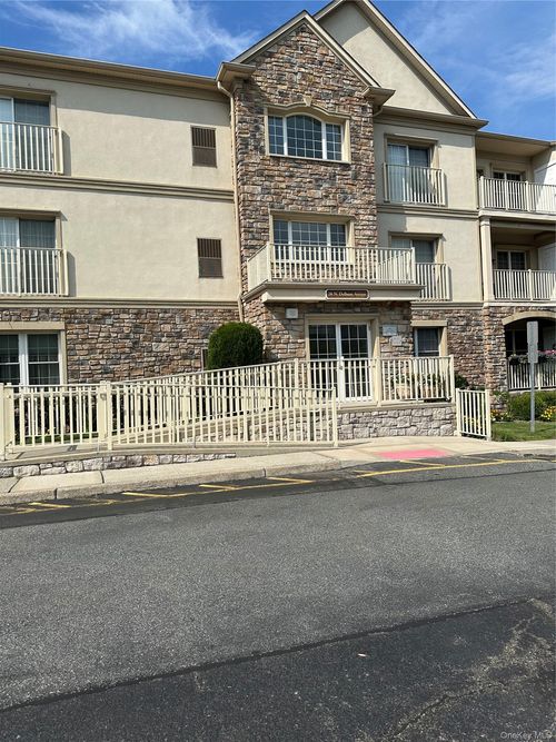 201-28 N De Baun Ave, Suffern, NY, 10901 | Card Image