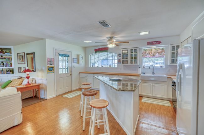 1833 Highland Dr, House other with 3 bedrooms, 2 bathrooms and null parking in Highland Haven TX | Image 5