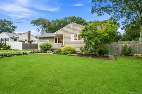 77 Lumur Dr, Sayville, NY, 11782-1605 | Card Image