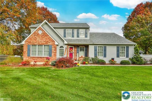 6423 Mountain View Dr, Slatington, PA, 18080-3833 | Card Image