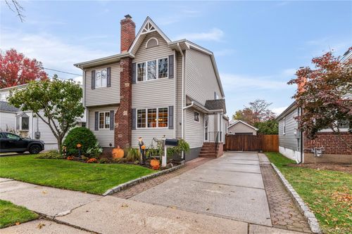 1041 N 4th St, New Hyde Park, NY, 11040-2937 | Card Image