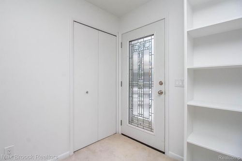 5715 Sunnycrest Dr, West Bloomfield, MI, 48323-3870 | Card Image