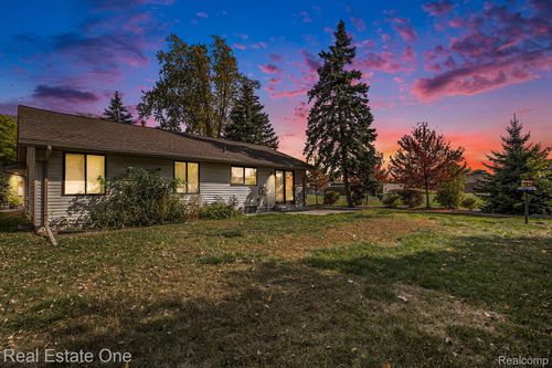 3373 Auburn Dr, Troy, MI, 48083-5704 | Card Image