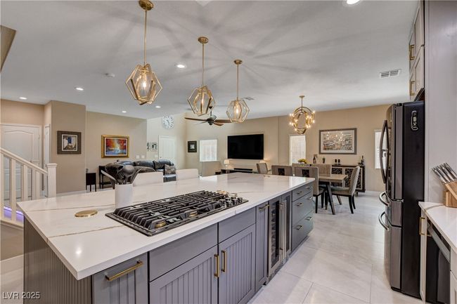 Spacious Island with gas Cooktop | Image 27