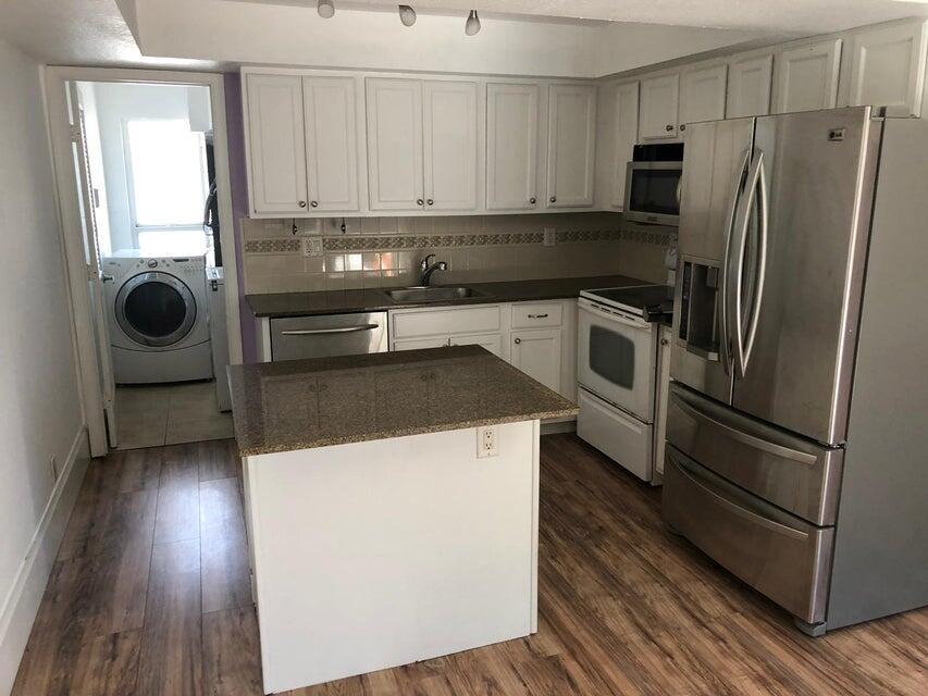 1st Ct, Boynton Beach, FL 33435