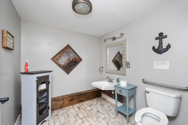 Bathroom Entry Level | Image 20