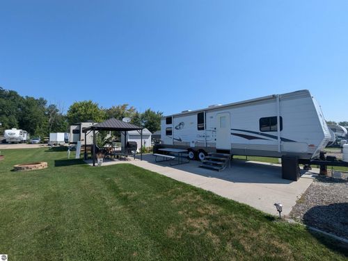 831 S Main St, Au Gres, MI, 48703-9657 | Card Image