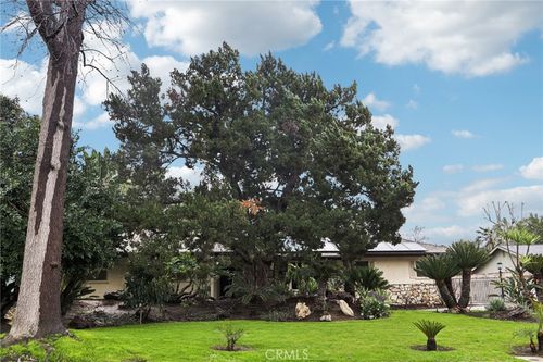 8942 Oak Park Ave, Sherwood Forest, CA, 91325-3423 | Card Image