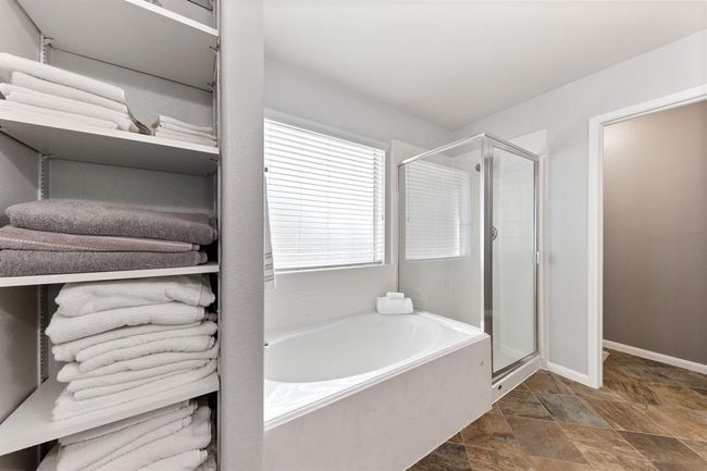 1901 Plum Falls Ln, House other with 6 bedrooms, 4 bathrooms and 2 parking in Pearland TX | Image 34