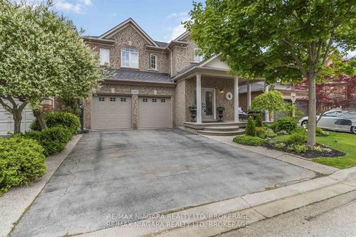 2468 Whitehorn Dr, Burlington, ON, L7L7M7 | Card Image
