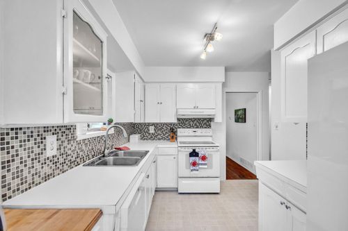 3296 Institute Rd, North Vancouver, BC, V7K2K9 | Card Image