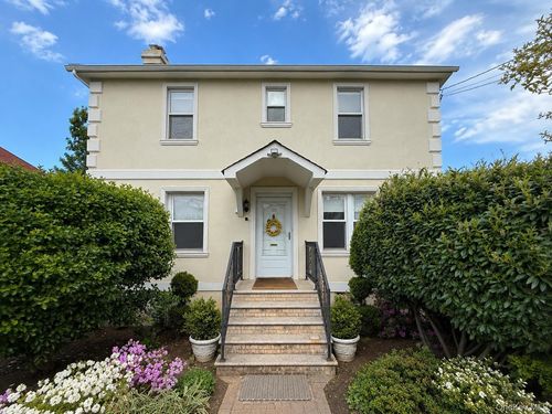 20 Locust St, Manhasset, NY, 11030-2234 | Card Image
