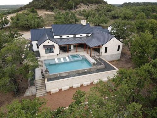 415 Mystic Oaks Trl, Fredericksburg, TX, 78624-3289 | Card Image