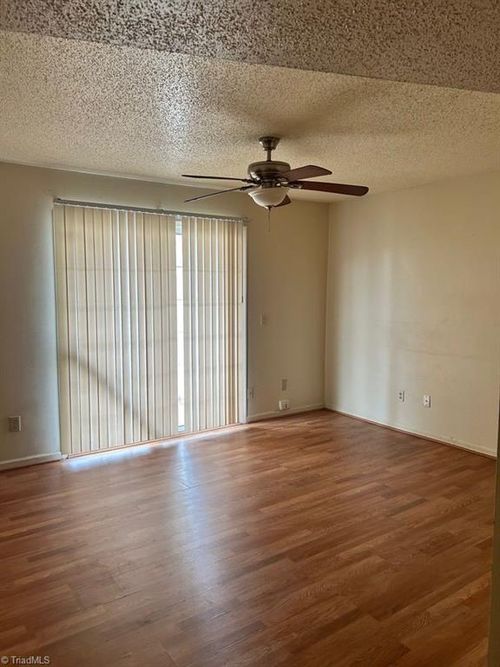 517 Mystic Dr, Greensboro, NC, 27406-5261 | Card Image