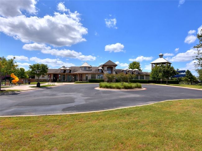 ShadowGlen has a variety of amenities including a beautiful Club House with Fitness Center. | Image 20
