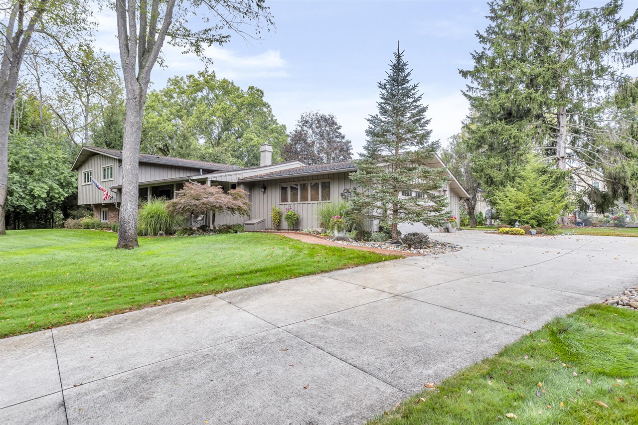Brookside Dr, Jackson, MI 49203