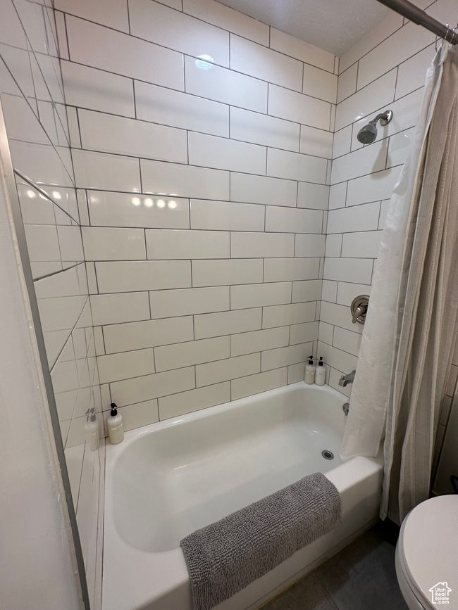 Bathroom with shower / tub combo with curtain and toilet | Image 26