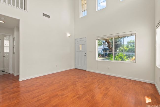 Entrance + living room | Image 4