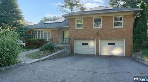 8 Mountain Way S, West Orange, NJ, 07052-3719 | Card Image