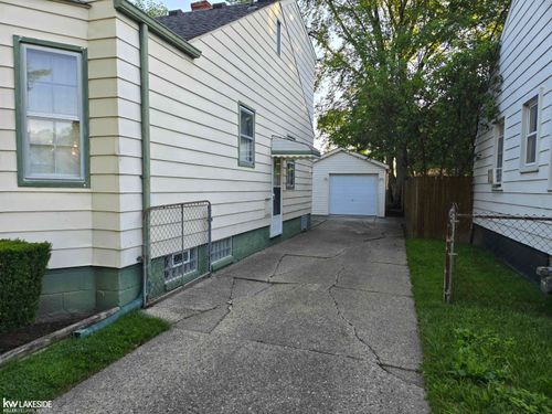 18737 Kenosha St, Harper Woods, MI, 48225-2127 | Card Image