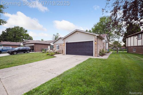 3177 Sylvan Dr, Sterling Heights, MI, 48310-3084 | Card Image