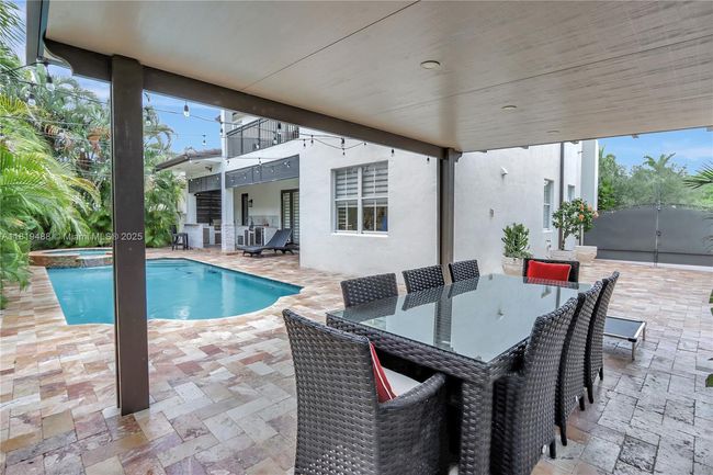 8902 Nw 178 Th Ln, House other with 4 bedrooms, 4 bathrooms and null parking in Hialeah FL | Image 7
