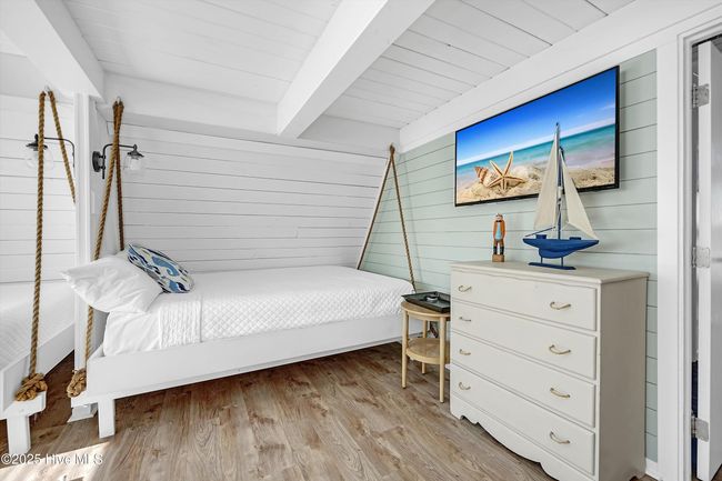queen sized bed 2nd floor | Image 20