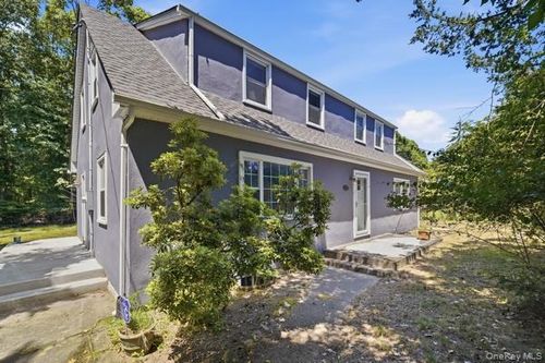 458 N Magee St, Southampton, NY, 11968-2751 | Card Image