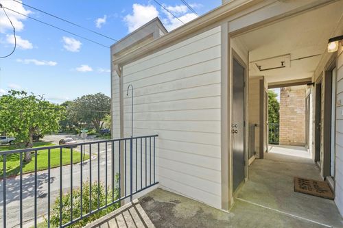 7144 N Holiday Dr, Galveston, TX, 77550-3032 | Card Image