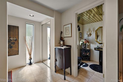 4848 Willow Ln, Orchard Lake, MI, 48324-3073 | Card Image