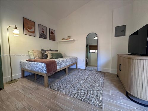 r-52 Nw 68th St, Miami, FL, 33150-4014 | Card Image