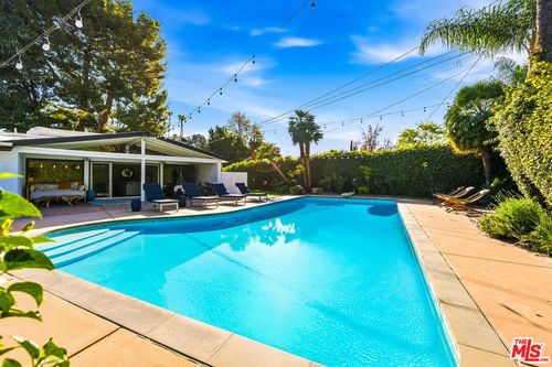 22428 Victory Blvd, Woodland Hills, CA, 91367-2828 | Card Image