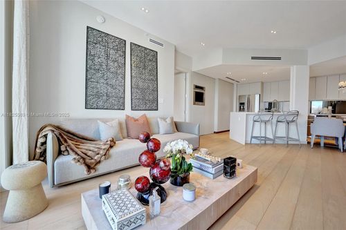 ts16-19900 E Country Club Dr, Aventura, FL, 33180-3327 | Card Image