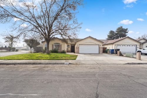 903 W Redwood St, Hanford, CA, 93230-6725 | Card Image
