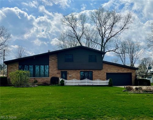 37518 Arlington Dr, Willoughby, OH, 44094-5715 | Card Image