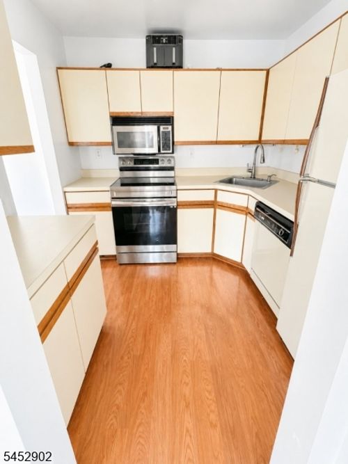 5-112 Sherwood Ave, Paterson, NJ, 07502-1800 | Card Image