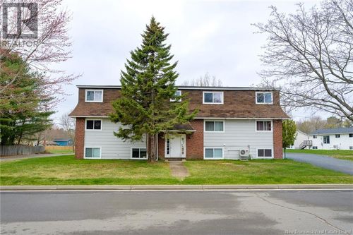 32 Berwick St, Fredericton, NB, E3A4Y3 | Card Image
