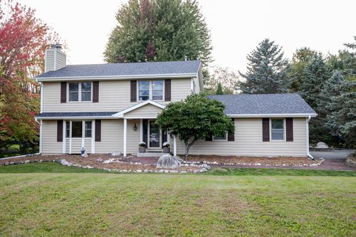 W362S2453 Lisa Ln, Dousman, WI, 53118-9685 | Card Image