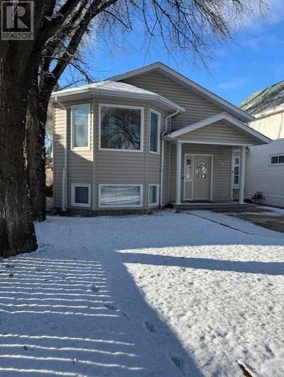 5308 52 St, House other with 4 bedrooms, 2 bathrooms and 4 parking in Taber AB | Image 2