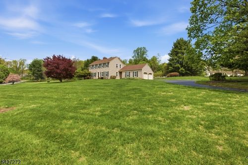 8 Sunshine Dr, Pittstown, NJ, 08867-5142 | Card Image