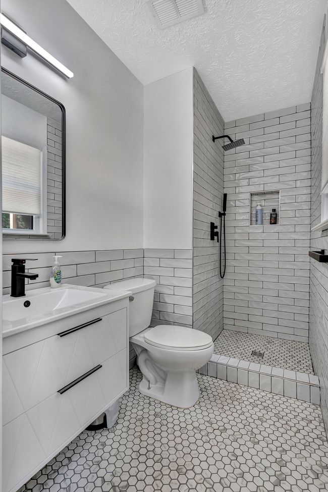 Primary Bathroom | Image 14