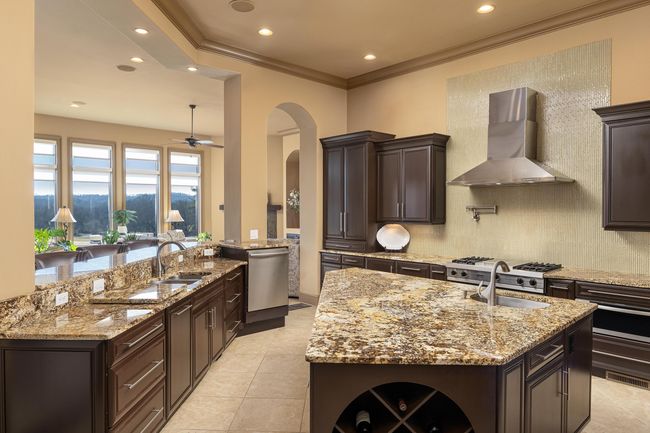 Large Gourmet Kitchen | Image 20