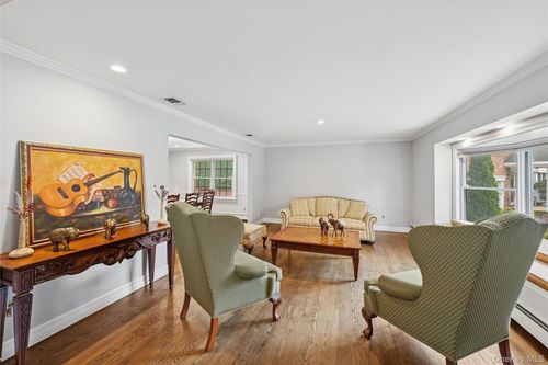 18 Knoll Ln, Glen Head, NY, 11545-1328 | Card Image