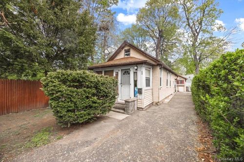 8 Geyser Pl, White Plains, NY, 10607-1304 | Card Image