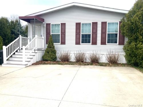 348-1661 Old Country Rd, Riverhead, NY, 11901-4414 | Card Image