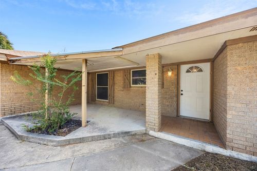 207 N River Oaks Dr, Burnet, TX, 78611-5541 | Card Image