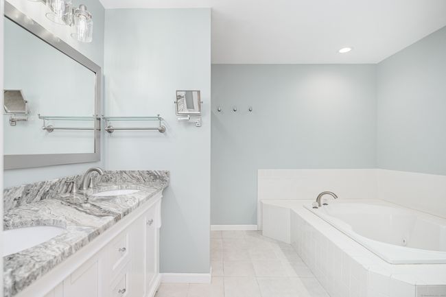 Large jetted tub. | Image 22