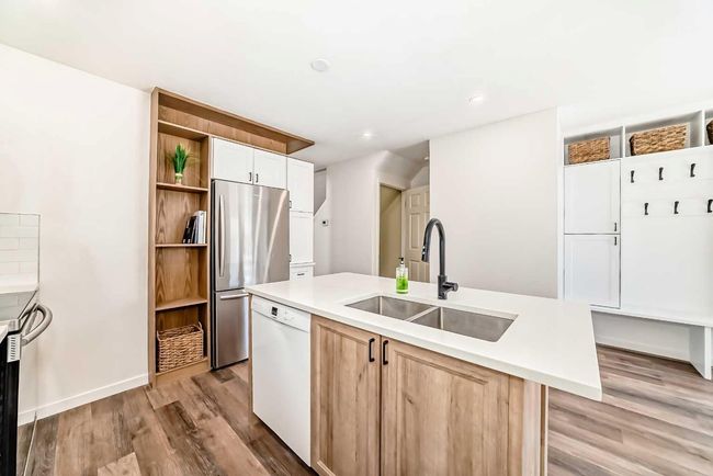 207 Coachway Rd Sw, House other with 3 bedrooms, 3 bathrooms and 2 parking in Calgary AB | Image 6