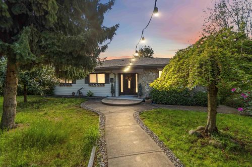 140 8th Ave E, New Westminster, BC, V3L4J7 | Card Image