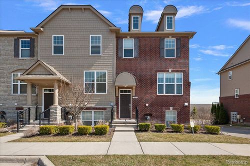 2877 Hartwick Dr, Rochester Hills, MI, 48307-4339 | Card Image